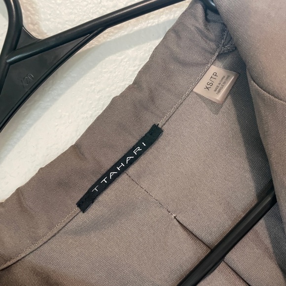 Tahari | Women’s Short Sleeve Button-Front Blouse - Picture 3 of 4